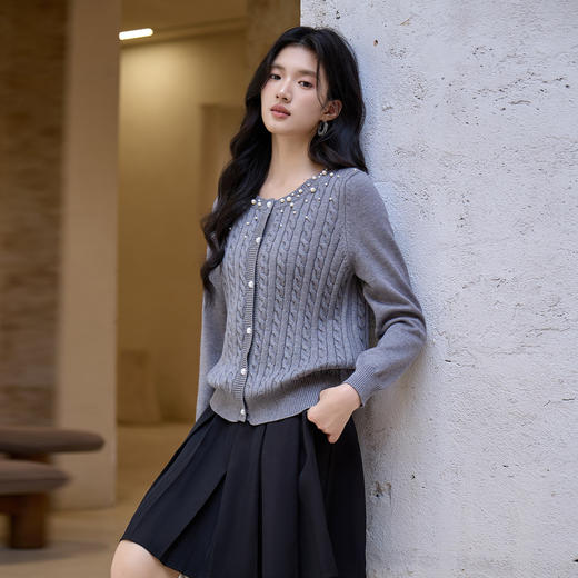 奢姿大码女装2025冬季胖妹妹时尚珍珠装饰绞花设计圆领针织开衫9854670586 商品图1