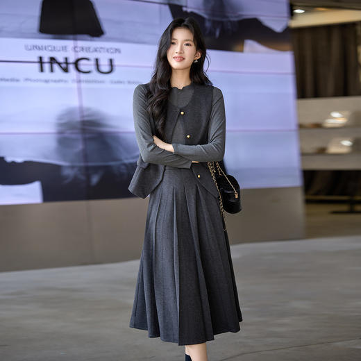 奢姿大码女装2025冬季减龄假口袋马甲三件套胖妹妹百褶时尚套装9954994386AB 商品图4