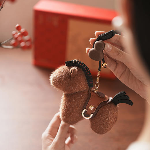 马上福禄·随身香挂礼盒 | 呈白×徐悲鸿美术馆联名，纵马踏香向自由 商品图2