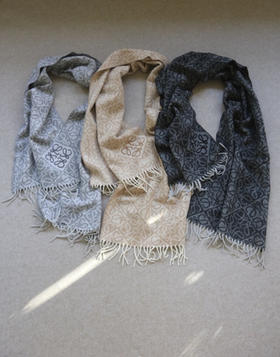 醉佳配角之 又一波 哈！男女 小罗的 羊毛+羊绒 植绒绣标 流苏穗 围巾 3色入