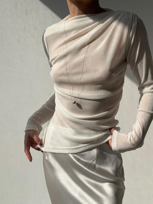 Running Closet｜微透斜肩褶皱打底 [ 白 / 墨绿 丝绒 ] 【LCM】 商品图1