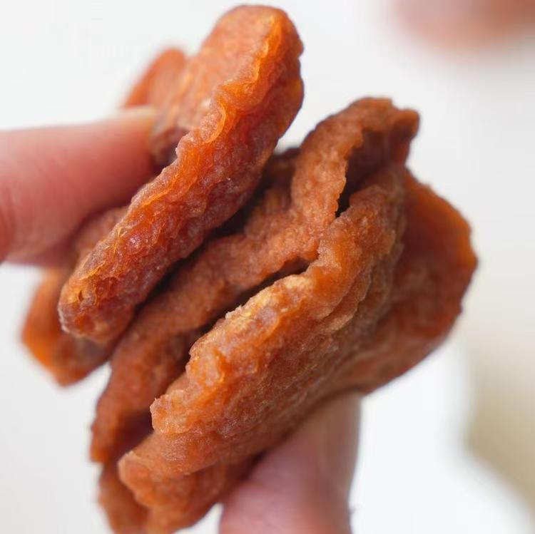 【苹果干】树上熟苹果新鲜制作，古法三蒸三晒，果味十足，厚实软糯有嚼劲，采用鲜果制作，经过九道工序和手工古法制作而成，每一袋都做了独立小包装，吃起来方便卫生，香甜软糯，果味浓郁