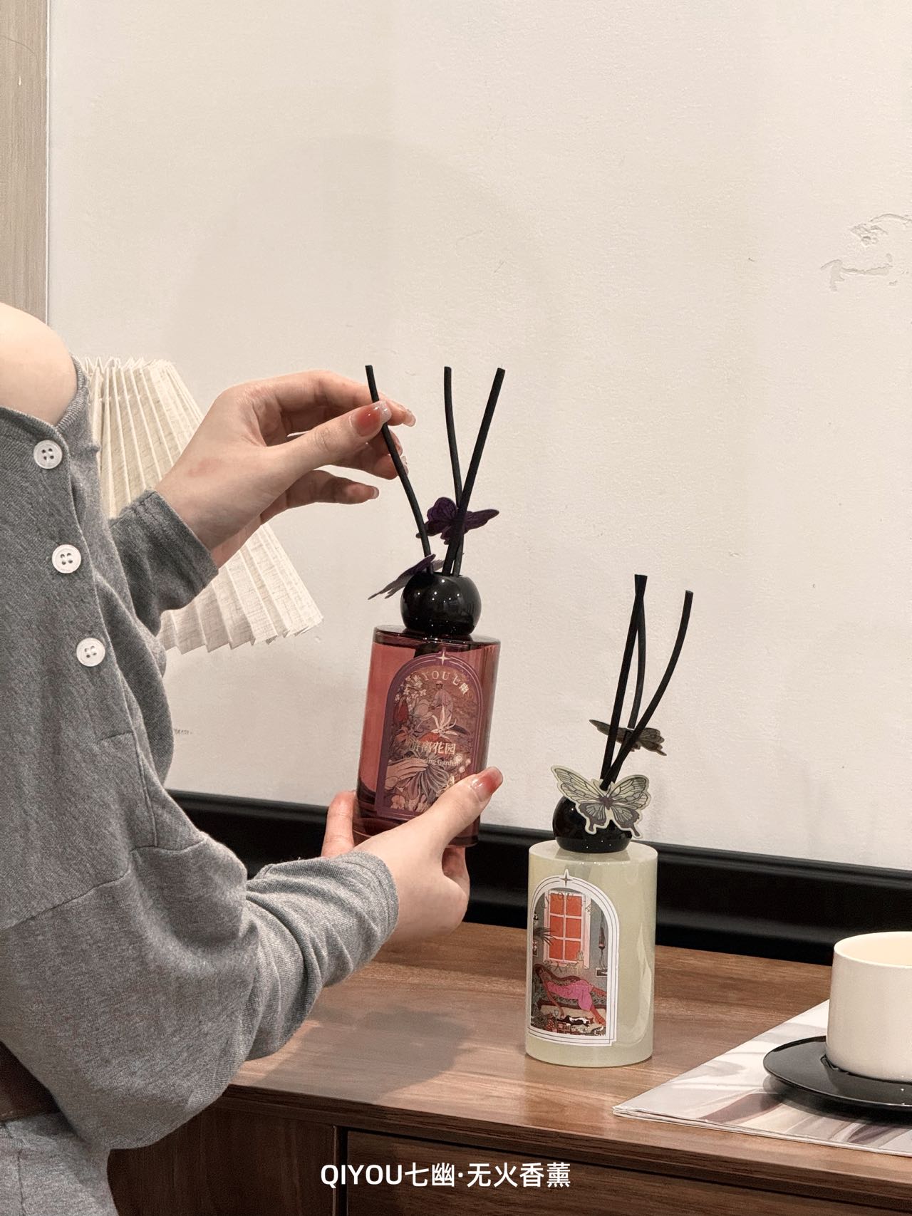 用香气替你定义生活质感 不点火不插电，插上挥发棒就能自然扩香 200ml大容量，足够香整个月！送闺蜜、送妈妈、送自己，全都超体面 你买的不只是香薰 而是一个能被记住的空间记忆