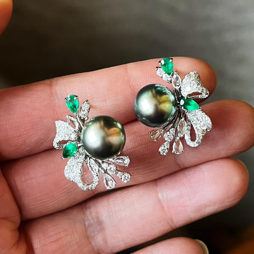 CHIC系列 18K镶钻石、祖母绿和大溪地珍珠 耳钉 商品图0