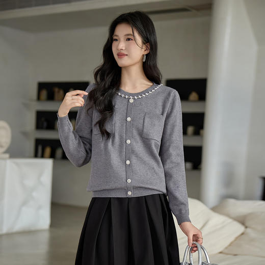 奢姿大码女装2025冬季时尚钻饰圆领针织开衫胖妹妹气质减龄上衣9854670277 商品图1