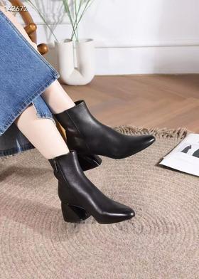 百搭质感粗跟真皮短靴