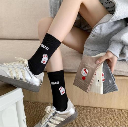 🎄圣诞袜来啦！把圣诞氛围从脚开始拉满～【禾舒棉圣诞小雪人袜】谁能拒绝这组圣诞感爆棚的袜子！ ✅每一双都是软乎乎的针织质感，搭配雪地靴、毛毛鞋都很绝 商品图3