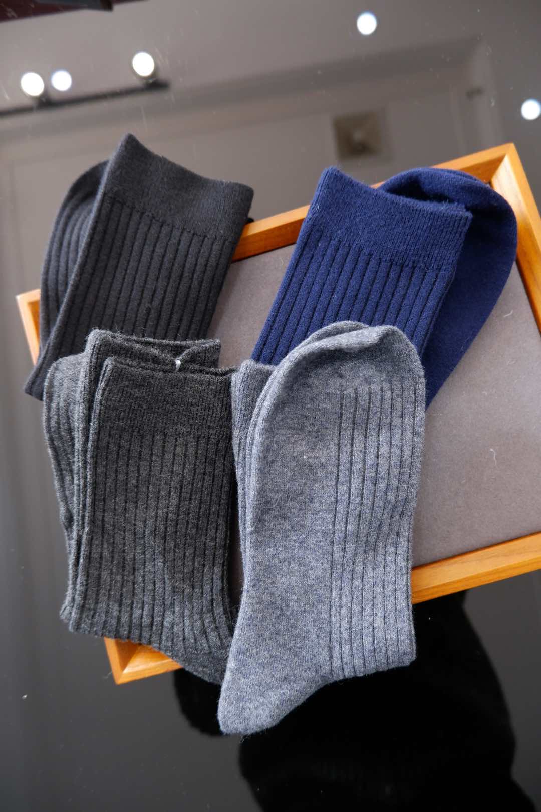 直发【发4双】爱M羊毛男袜 家属福利，官网168元一双