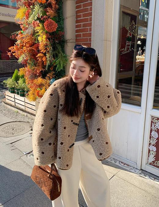 💥圣诞限定❗️一件顶两件🔥【【两面穿】AUChris奶盖雪贝波点麂皮绒羊羔毛外套AUC120202】🎄保暖又显瘦承包冬日氛围感❗️ ✅羊羔毛面蓬松亲肤锁温，📣麂皮绒面防风，南北方冬季均适用 商品图1