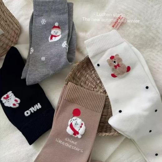 🎄圣诞袜来啦！把圣诞氛围从脚开始拉满～【禾舒棉圣诞小雪人袜】谁能拒绝这组圣诞感爆棚的袜子！ ✅每一双都是软乎乎的针织质感，搭配雪地靴、毛毛鞋都很绝 商品图1