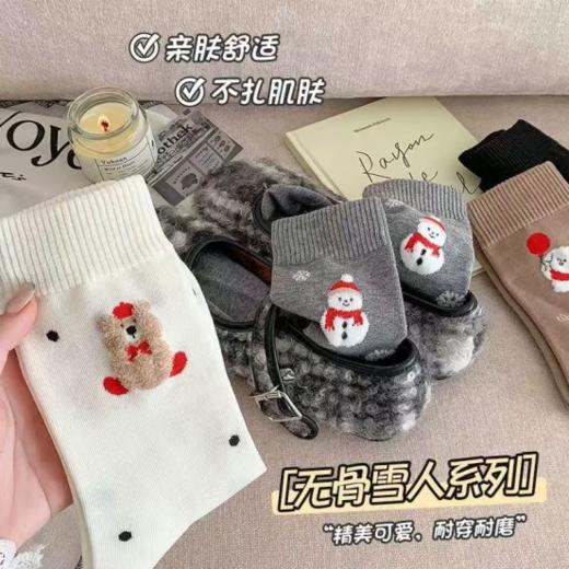 🎄圣诞袜来啦！把圣诞氛围从脚开始拉满～【禾舒棉圣诞小雪人袜】谁能拒绝这组圣诞感爆棚的袜子！ ✅每一双都是软乎乎的针织质感，搭配雪地靴、毛毛鞋都很绝 商品图4