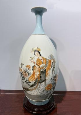 矾红墨彩描金《贵妃赏春》赏瓶