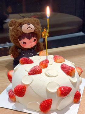 切开流出海盐香草心的草莓蛋糕，草莓季必吃！