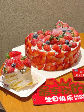 草莓季的仪式感，必须由一颗会“爆浆”的蛋糕开启！🍓