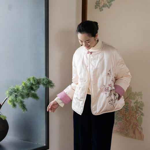 牧衣游原创 丝棉手工刺绣95级高蓬松红嘴雁绒短羽绒服冬保暖 杏礼 商品图0