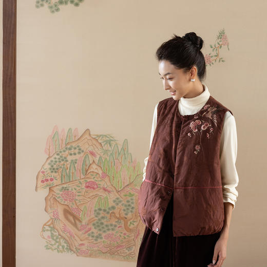 牧衣游原创 真丝混纺提花手工刺绣高蓬松红嘴雁绒羽绒马夹 锦舒 商品图0
