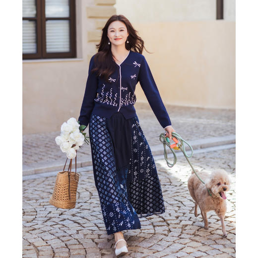 【林栖设计小店】【林栖推荐】2026年早春深蓝色修身V领针织开衫N1954287 商品图3