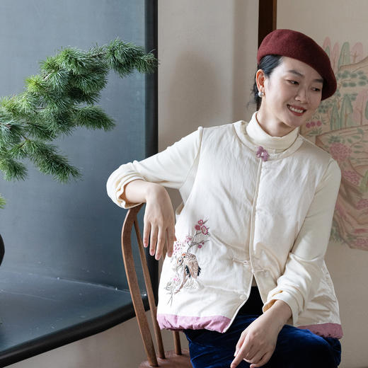 牧衣游原创 丝棉手工刺绣95级高蓬松红嘴雁绒短羽绒马夹冬季 哩舍 商品图0