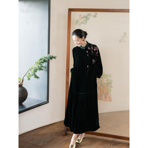 牧衣游原创 丝绒手工刺绣连衣裙女新款宽松绿色东方气质长裙 洛泱 商品图1