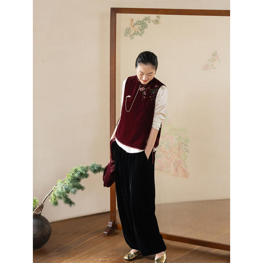 牧衣游原创 丝绒手工刺绣夹棉马夹复古东方新系带新中式马甲 釉青 商品图3