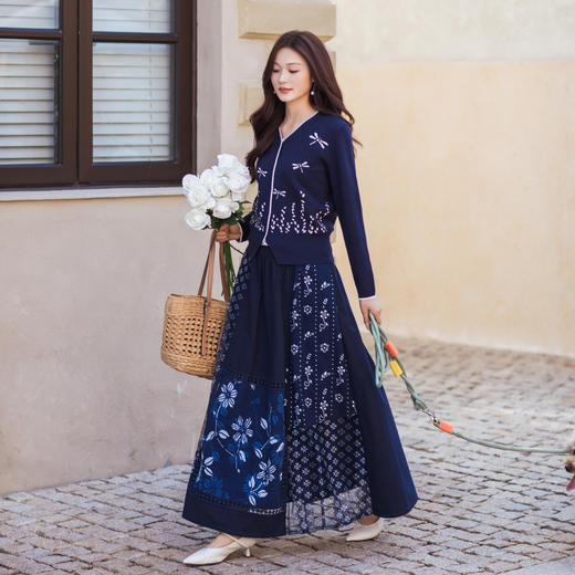 【林栖设计小店】【林栖推荐】2026年早春深蓝色修身V领针织开衫N1954287 商品图5