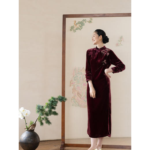 牧衣游原创 丝绒手工刺绣连衣裙新款复古东方气质中式长裙 月挽山 商品图2