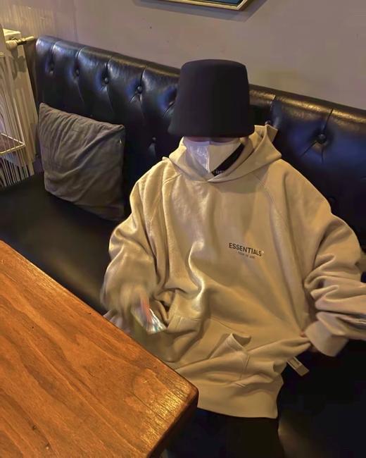 点此购买 Fog复线essentials男女款高街胸前手臂字母反光连帽卫衣 ks 337290 商品图5