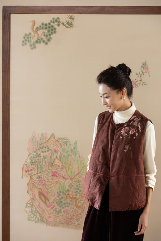 牧衣游原创 真丝混纺提花手工刺绣高蓬松红嘴雁绒羽绒马夹 锦舒 商品图5