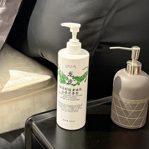 龙虎保湿舒缓身体乳 山茶花香型 500ml/瓶 甄选植萃 滋润肌肤，质地轻盈柔润，好吸收清爽不黏腻，淡淡山茶花香氛 商品图10