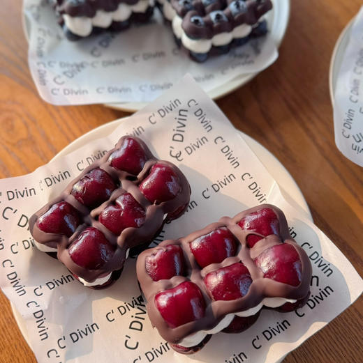 蓝莓草莓车厘子巧克力夹酸奶 商品图0