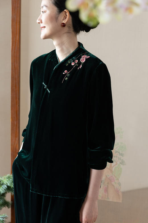 牧衣游原创 丝绒手工刺绣短外套绿色百搭简约复古新中式开衫 奈苼 商品图5