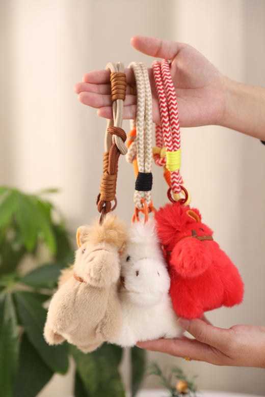 优选丨【 新年双节特惠 明星同款九华山 】小马毛绒挂件 包包钥匙扣手机车上挂件 下单送龙虾扣 商品图1