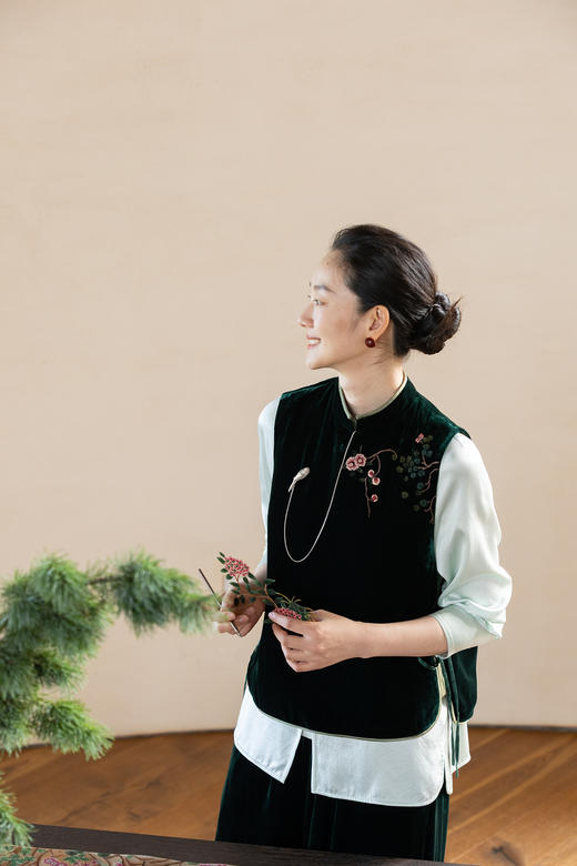 牧衣游原创 丝绒手工刺绣夹棉马夹复古东方新系带新中式马甲 釉青 商品图5