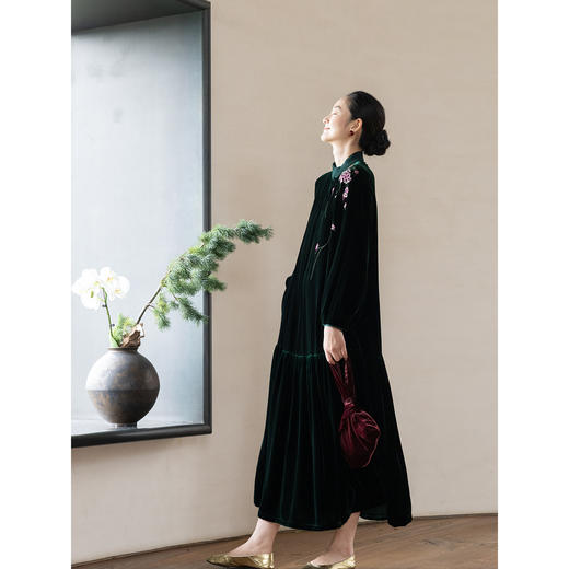 牧衣游原创 丝绒手工刺绣连衣裙女新款宽松绿色东方气质长裙 洛泱 商品图3