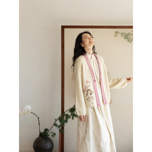 牧衣游原创 羊毛牛绒手工刺绣毛织外套软糯轻盈复古文艺开衫 月眠 商品图1