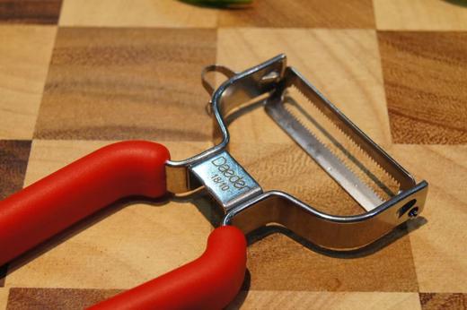 72小时内发货【戴德不锈钢Y型削皮刀】削皮薄如蝉翼，超市里普通铁刀头都要20多，不锈钢更是六七十起步。而这把18/10不锈钢+TPE手柄，颜值更高手感更好、耐用度更强。净重0.06kg毛重0.08kg 商品图8