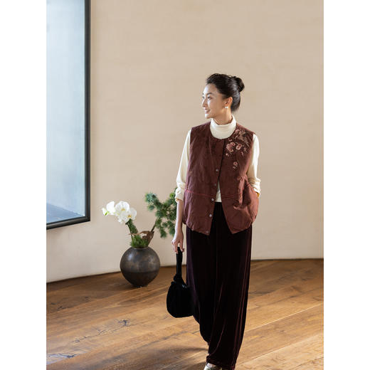 牧衣游原创 真丝混纺提花手工刺绣高蓬松红嘴雁绒羽绒马夹 锦舒 商品图3