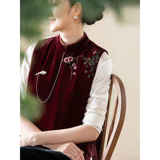 牧衣游原创 丝绒手工刺绣夹棉马夹复古东方新系带新中式马甲 釉青 商品图2