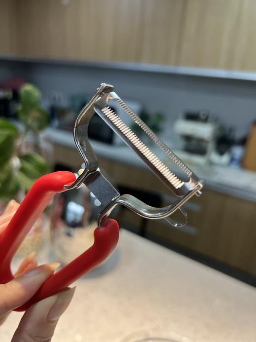 72小时内发货【戴德不锈钢Y型削皮刀】削皮薄如蝉翼，超市里普通铁刀头都要20多，不锈钢更是六七十起步。而这把18/10不锈钢+TPE手柄，颜值更高手感更好、耐用度更强。净重0.06kg毛重0.08kg 商品图11