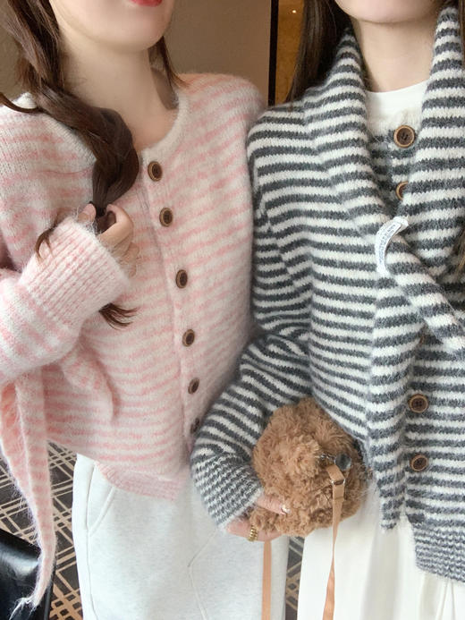 【169元任选2件】现货！条纹带围巾系扣毛衣开衫 商品图7