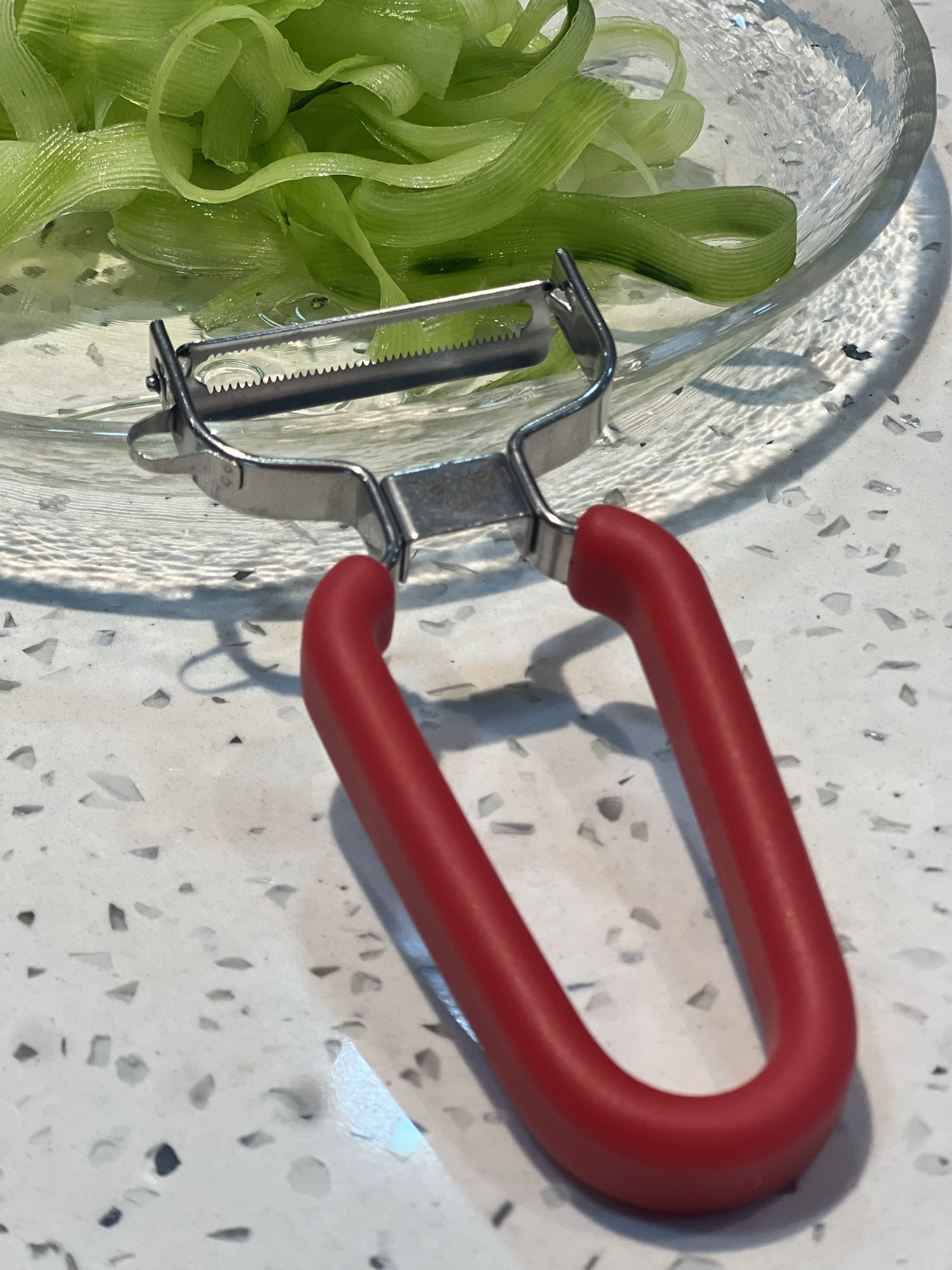 72小时内发货【戴德不锈钢Y型削皮刀】削皮薄如蝉翼，超市里普通铁刀头都要20多，不锈钢更是六七十起步。而这把18/10不锈钢+TPE手柄，颜值更高手感更好、耐用度更强。净重0.06kg毛重0.08kg