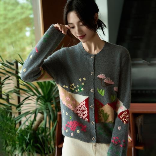 预售「自」全新升级【铂金会员367/天猫489/差价122】(14813)洛诗琳重工刺绣花朵羊毛上衣2025秋冬气质加厚圆领针织开衫 商品图3