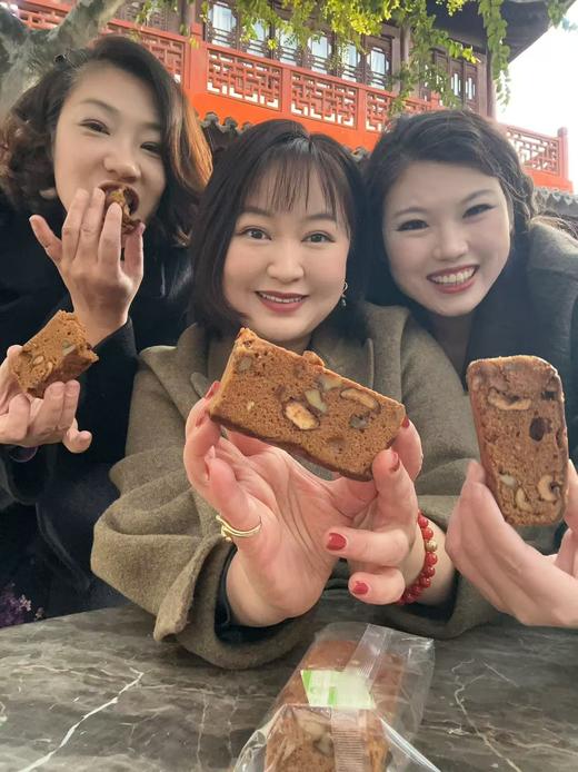 【红糖核桃枣糕】纯手工制作的每一块都饱满松软，甜而不腻，看的到的大枣与大颗核桃仁。 入口松软绵密，味道扎实不甜腻，不加一滴水，健康养颜 商品图1