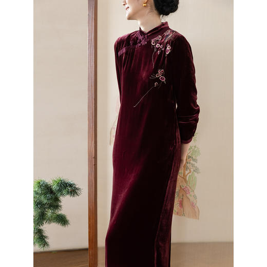 牧衣游原创 丝绒手工刺绣连衣裙新款复古东方气质中式长裙 月挽山 商品图3