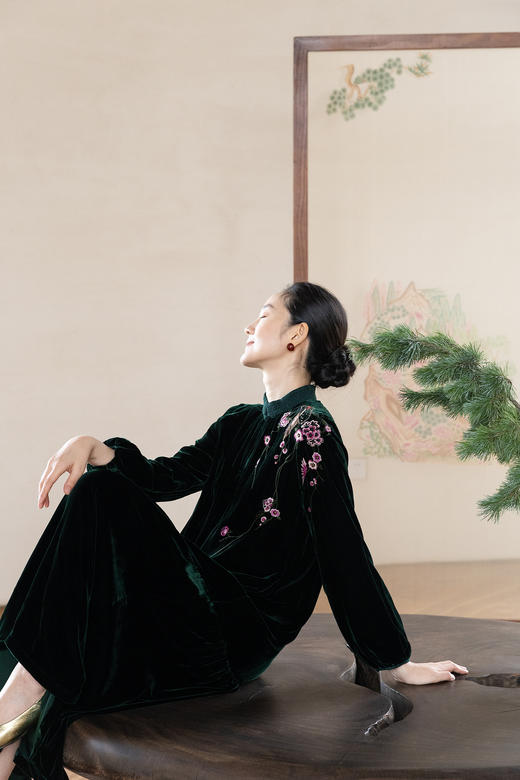 牧衣游原创 丝绒手工刺绣连衣裙女新款宽松绿色东方气质长裙 洛泱 商品图5