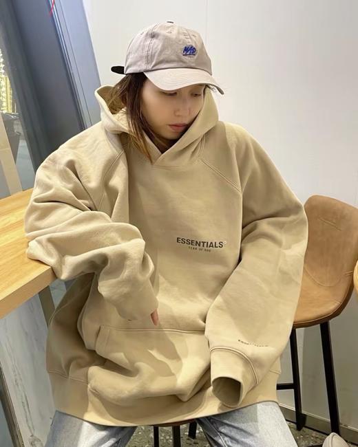 点此购买 Fog复线essentials男女款高街胸前手臂字母反光连帽卫衣 ks 337290 商品图4