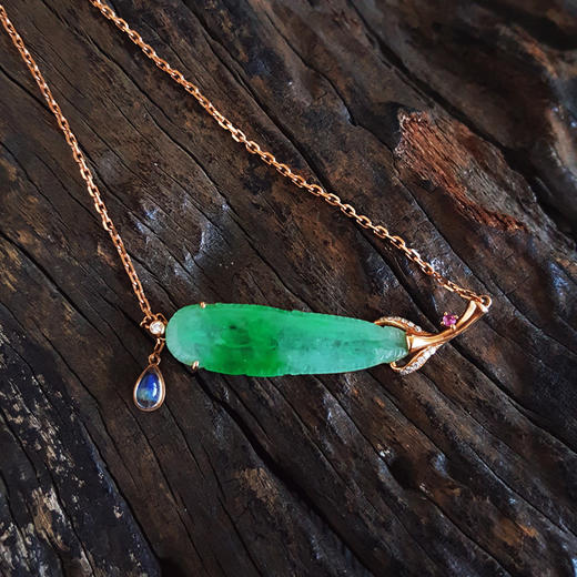 【天然正品】A货翡翠AU750玫瑰金镶钻镶天然糯冰种阳绿羽毛造型翡翠配月光石吊坠项链吊坠：42.7*8.8*2.8MM / 项链：42CM（长度可调节）女士 021225NJM16 商品图3