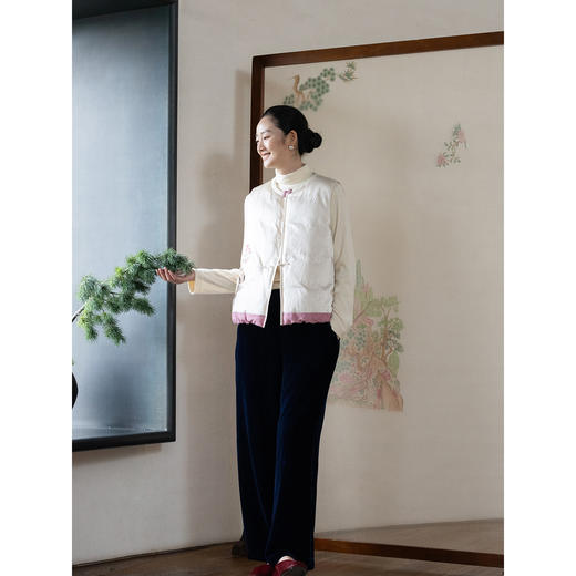 牧衣游原创 丝棉手工刺绣95级高蓬松红嘴雁绒短羽绒马夹冬季 哩舍 商品图2