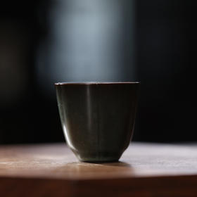 问鼎铁胎葵口小杯