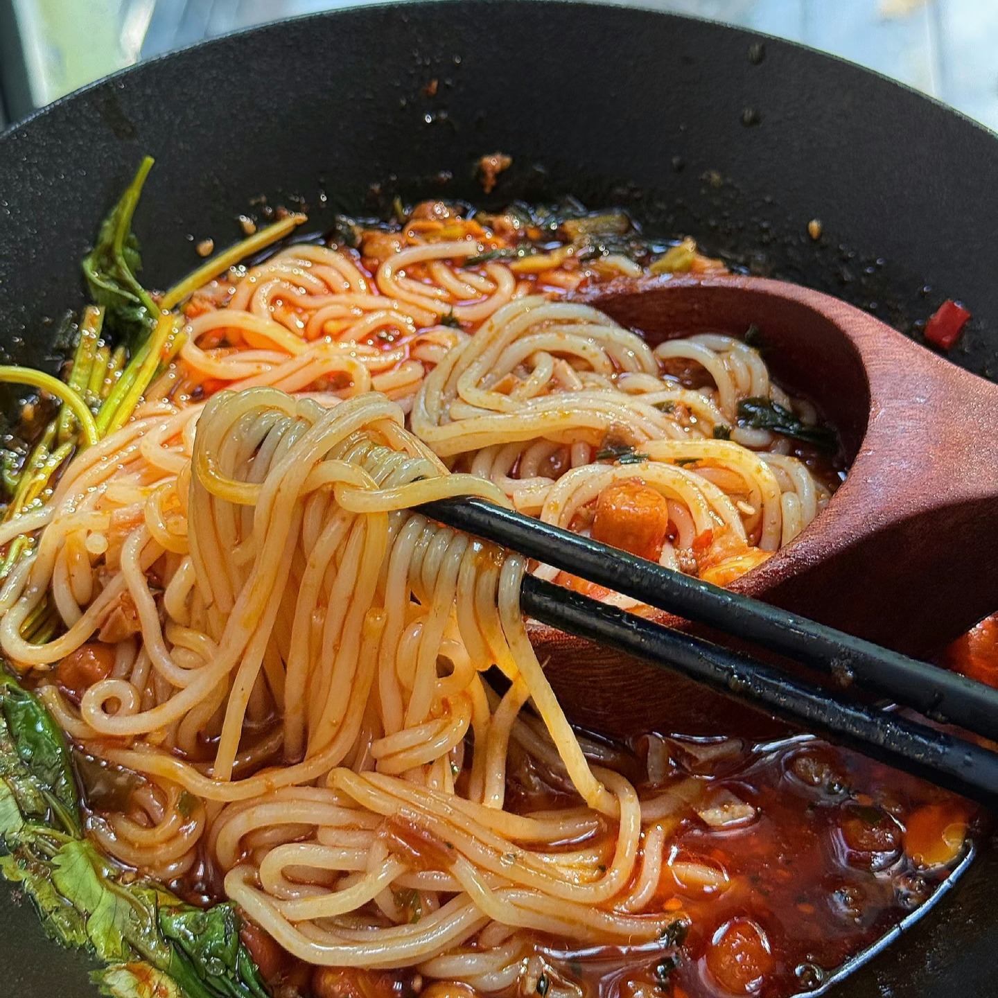 【斌哥优选】贵州肉酱酸汤米线。70g红酸汤，50g肉酱，冷水直接煮，正宗贵州味道。吃完还可以涮，太鲜啦。